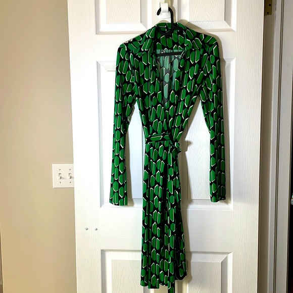 Jacob plunge wrap dress with collar, in gorgeous retro pattern - Picture 1 of 3